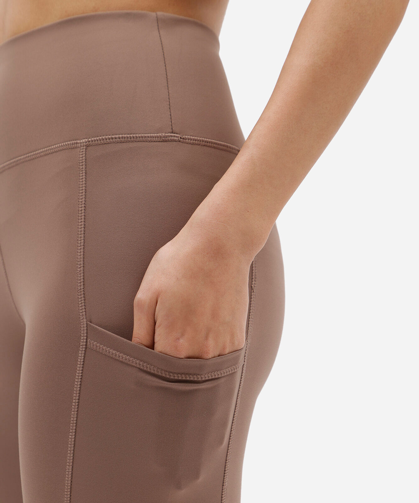 calça legging esportiva com bolsos marrom