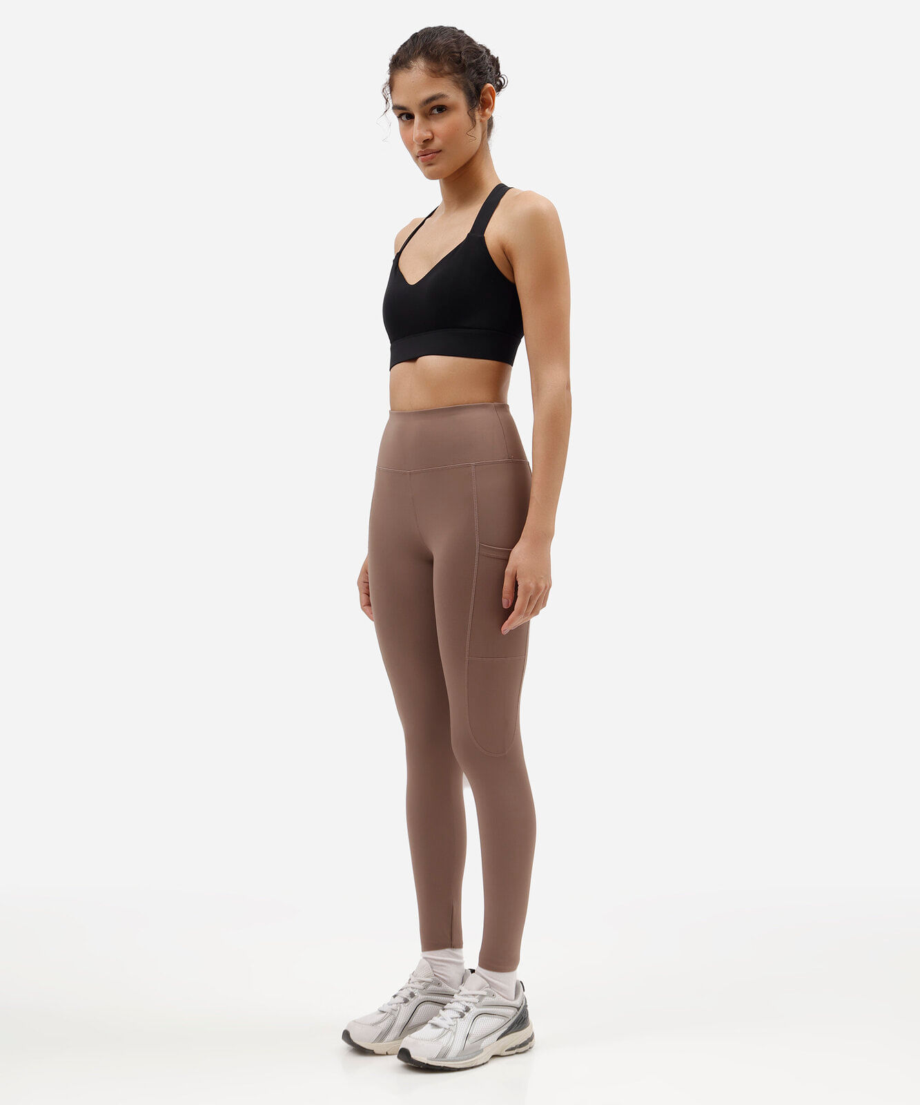 calça legging esportiva com bolsos marrom