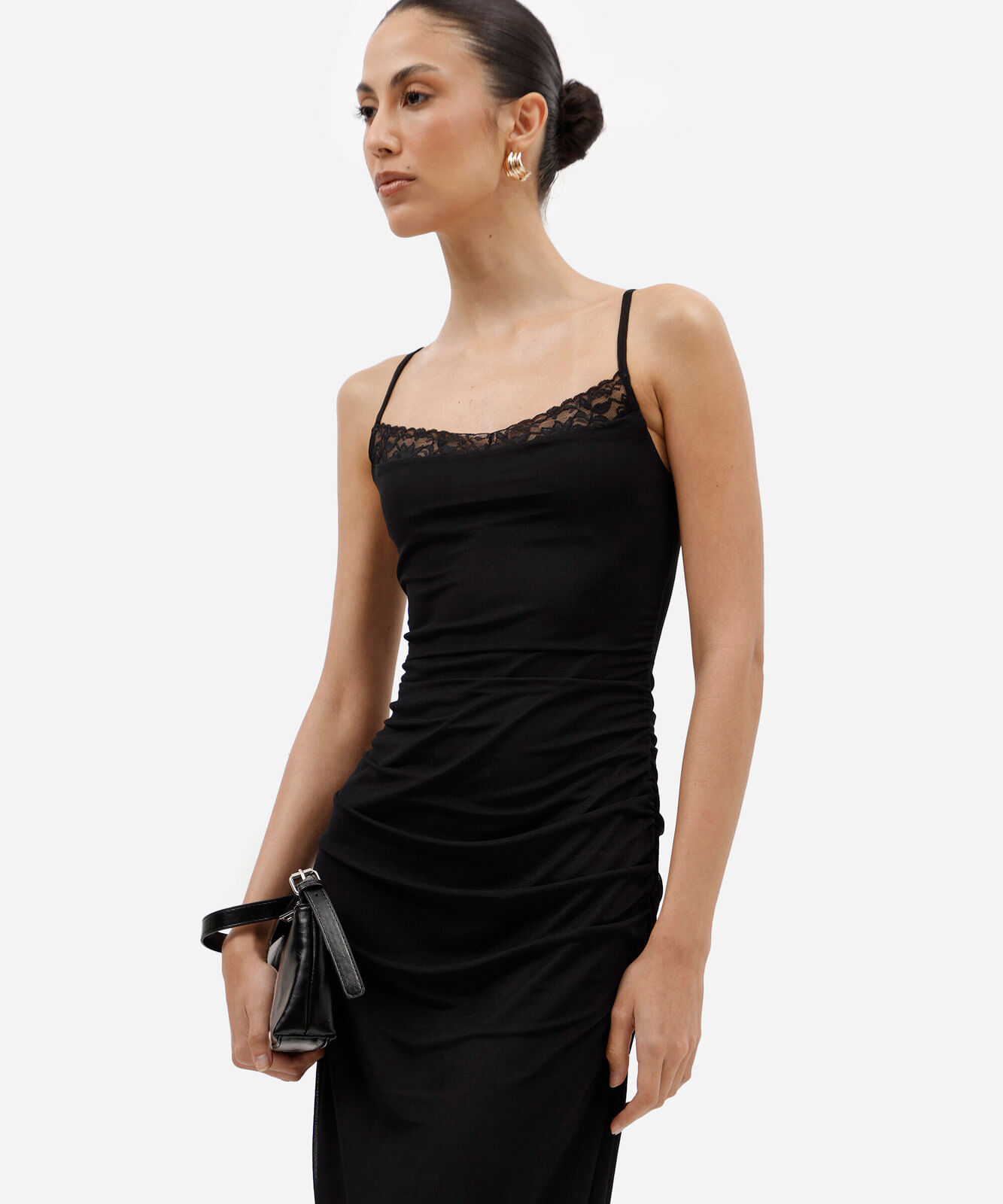vestido midi alça fina de tule com renda franzido preto