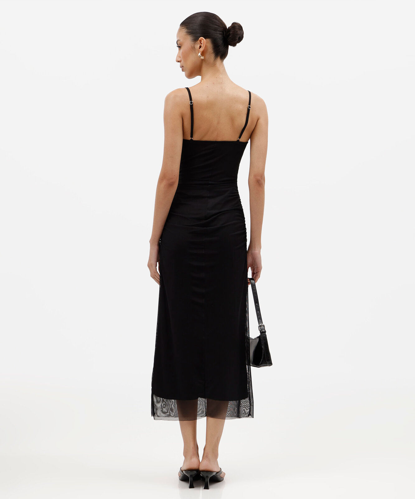 vestido midi alça fina de tule com renda franzido preto