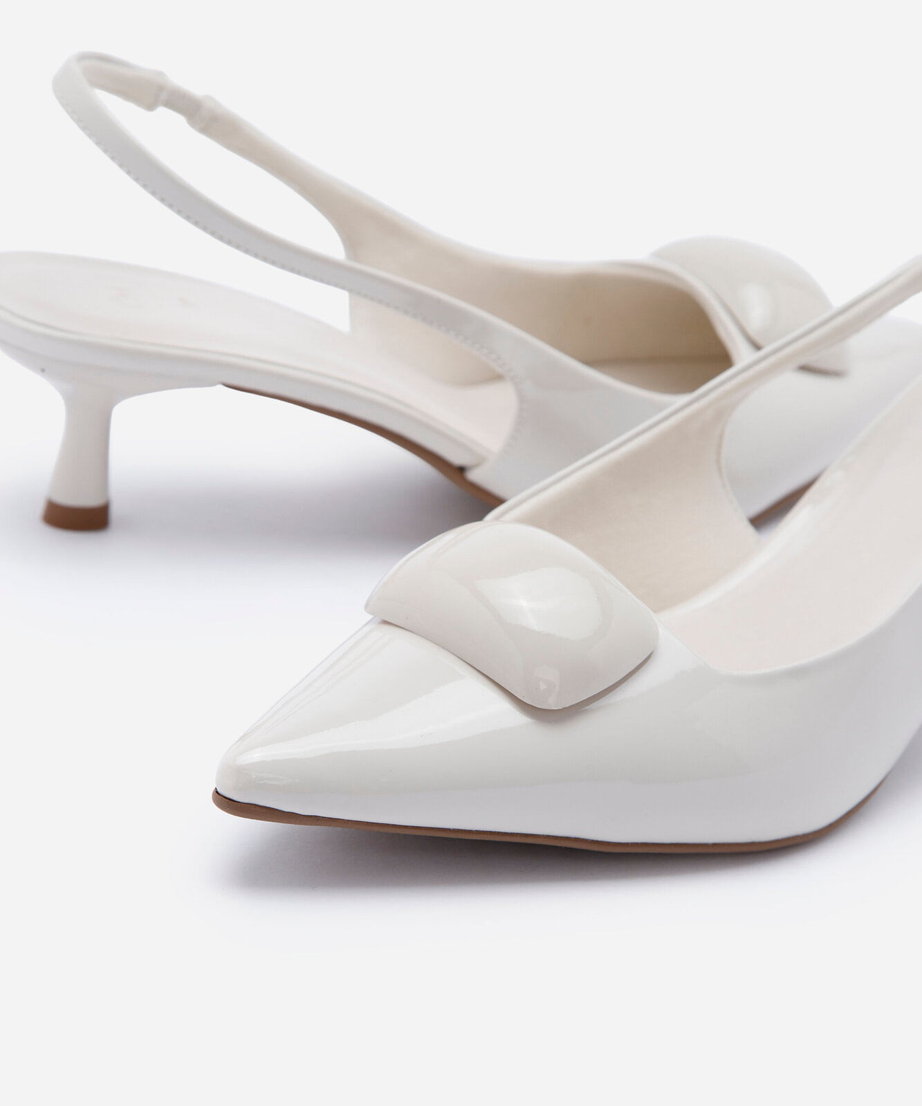 scarpin bico fino feminino salto fino off white