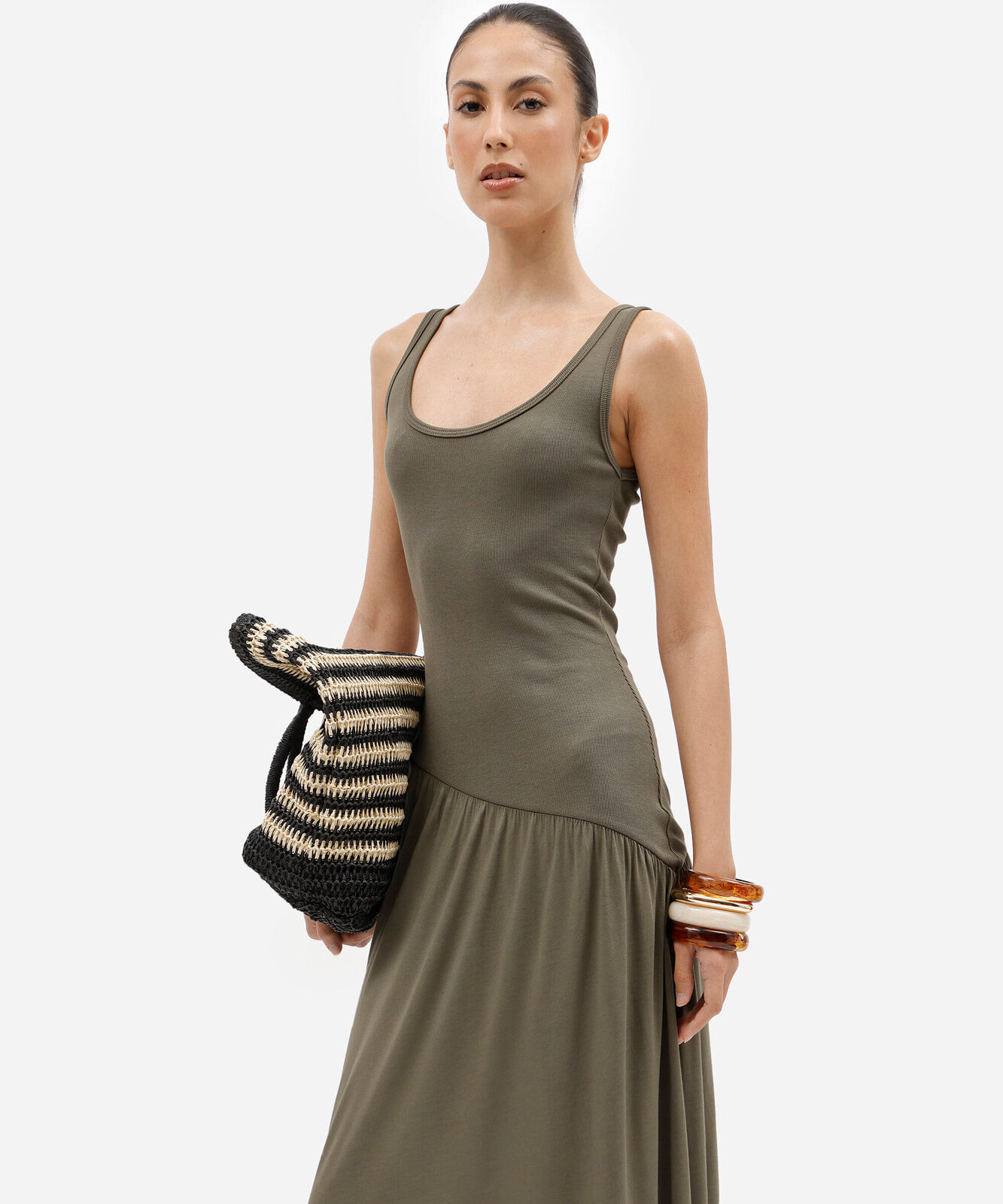 vestido longo feminino em viscose com recorte assimétrico verde