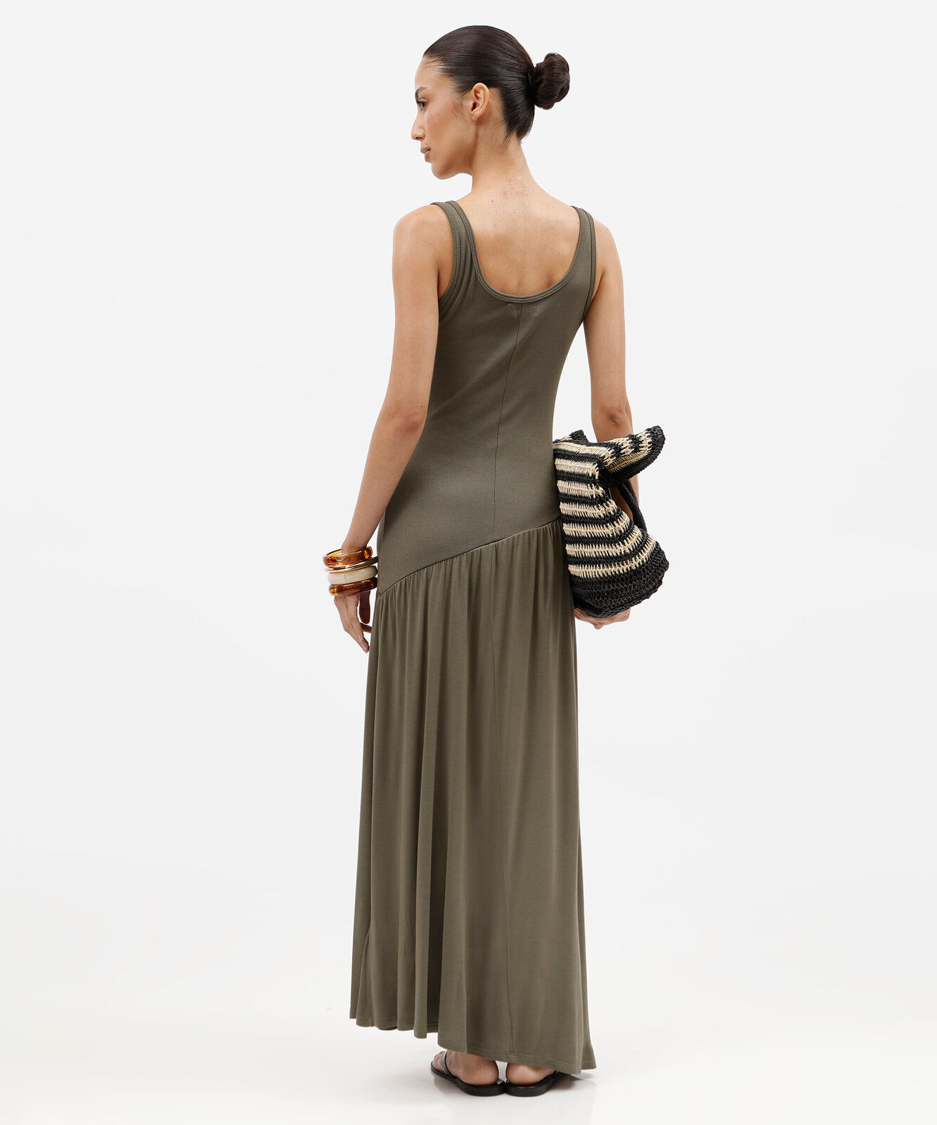 vestido longo feminino em viscose com recorte assimétrico verde