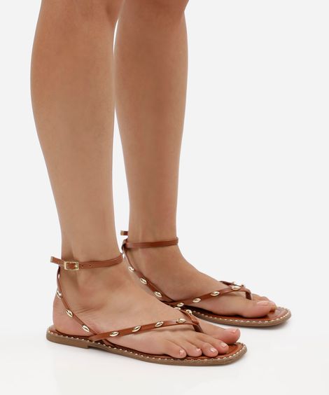 rasteirinha flat com tiras finas e tachas marrom