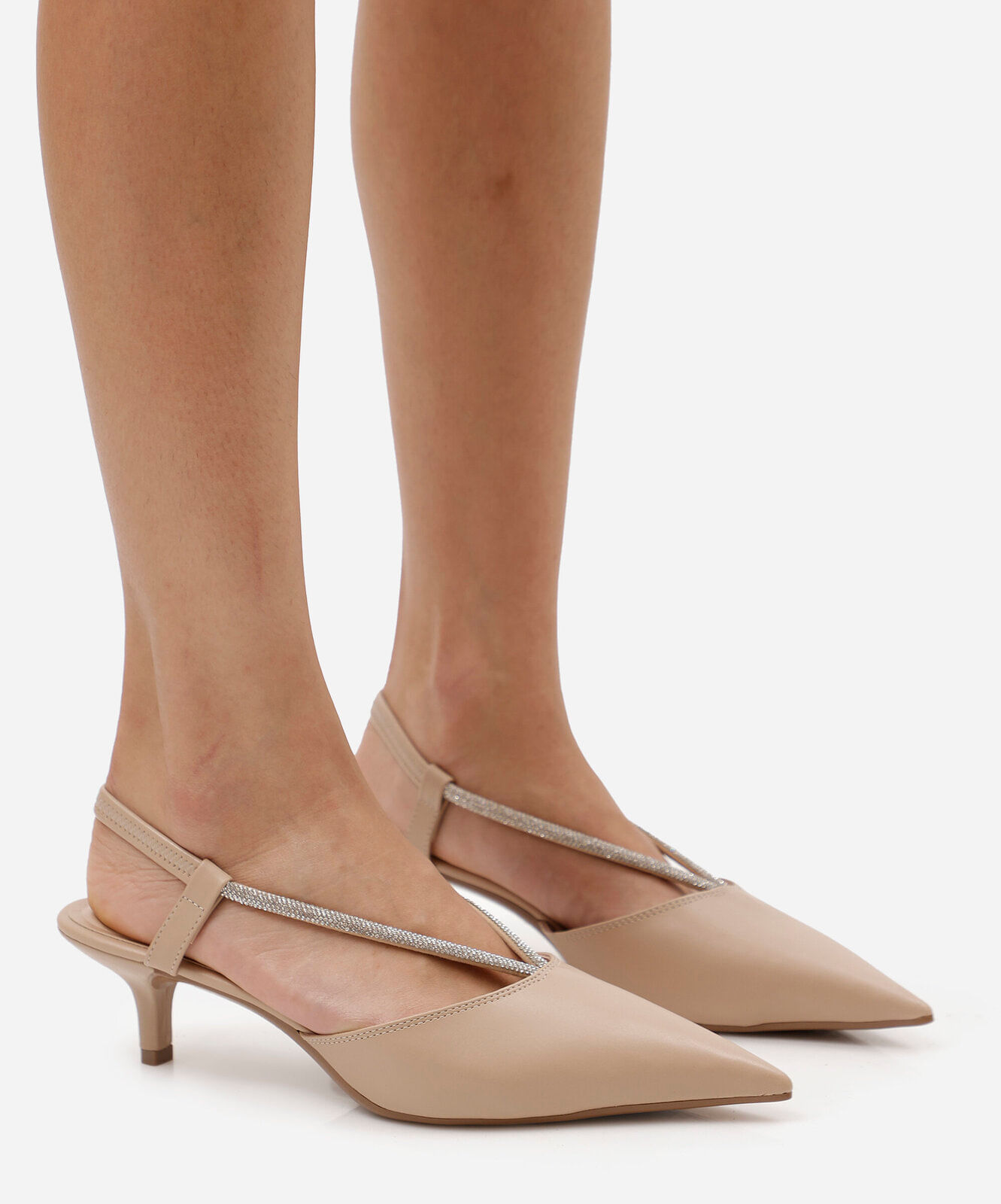 scarpin slingback bico fino feminino salto baixo bege