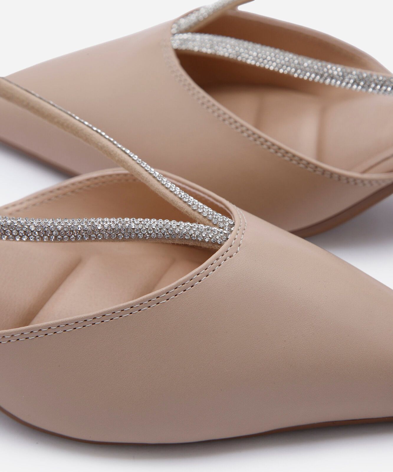 scarpin slingback bico fino feminino salto baixo bege