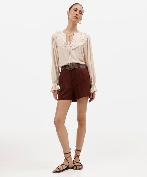 short feminino de alfaiataria com linho e cinto marrom
