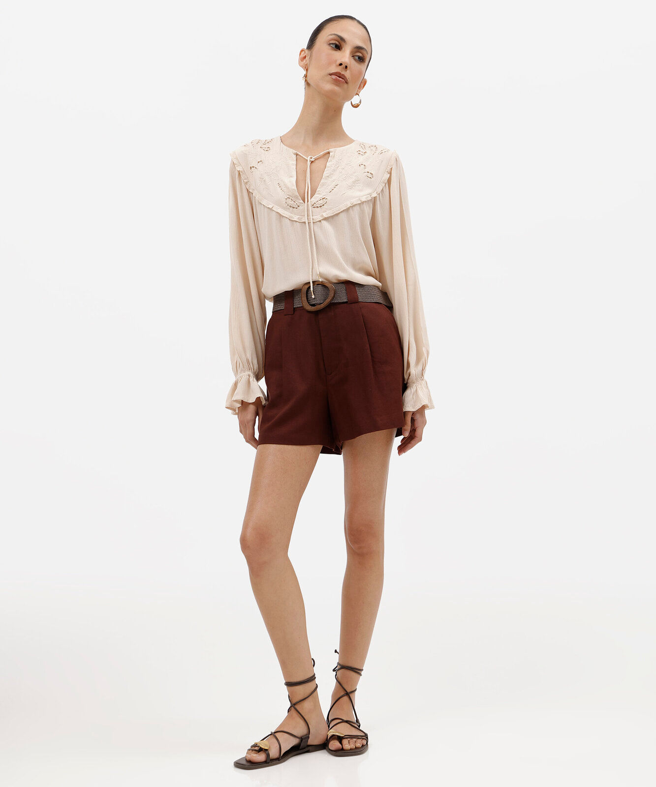 short feminino de alfaiataria com linho e cinto marrom