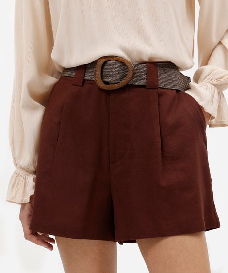 short feminino de alfaiataria com linho e cinto marrom