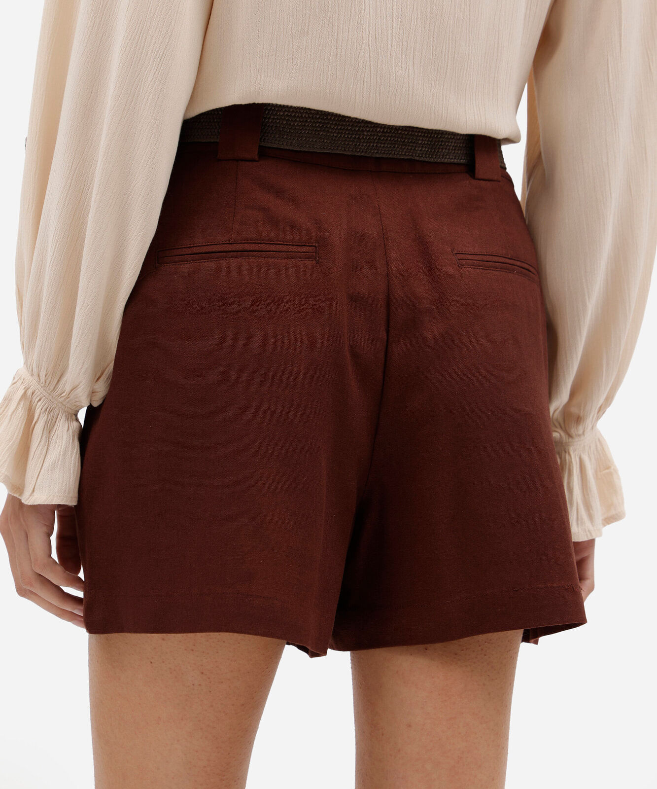 short feminino de alfaiataria com linho e cinto marrom