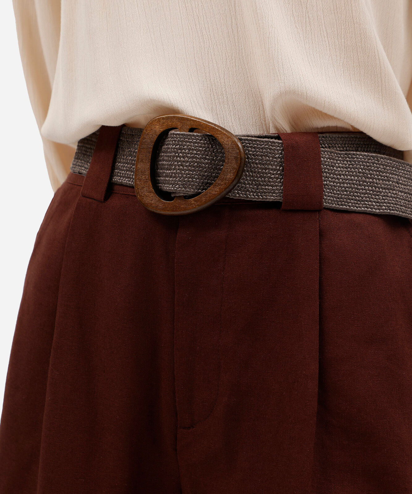 short feminino de alfaiataria com linho e cinto marrom