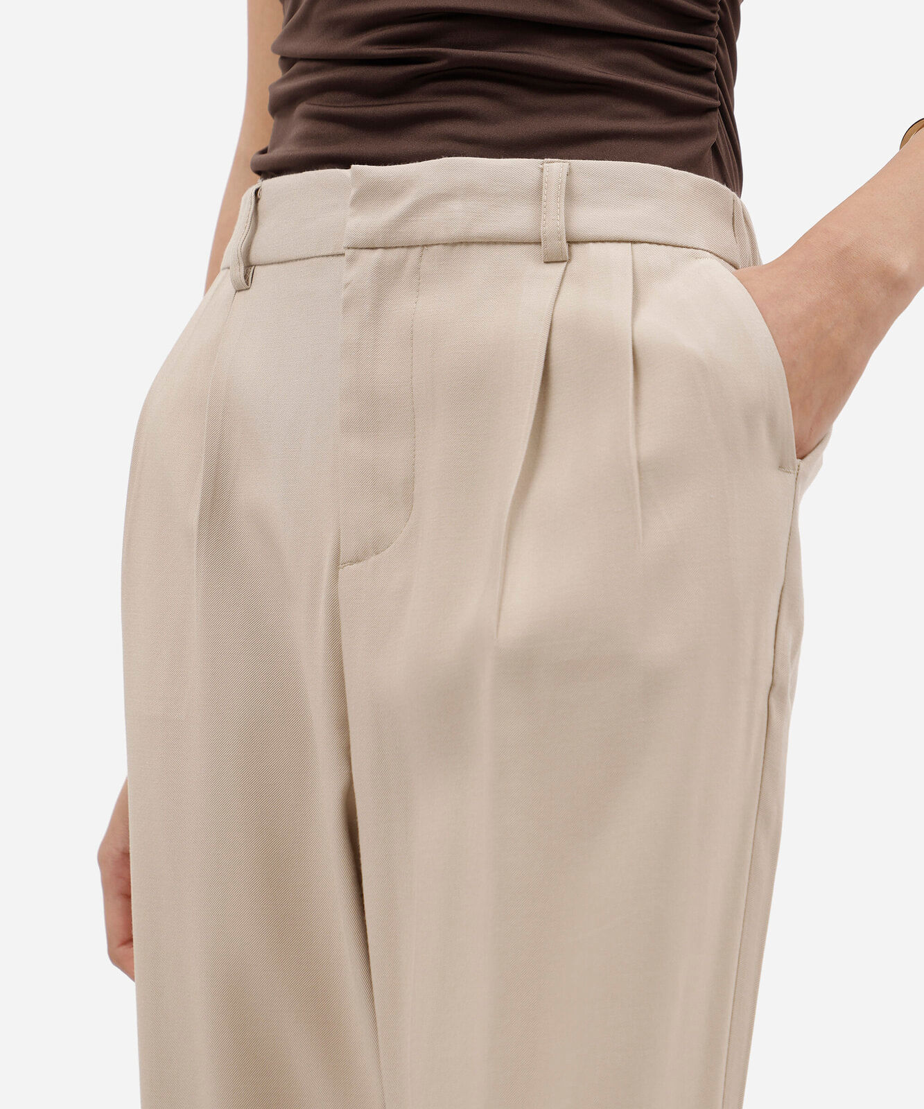 calça reta de alfaiataria feminina com viscose e pregas cós elástico  bege