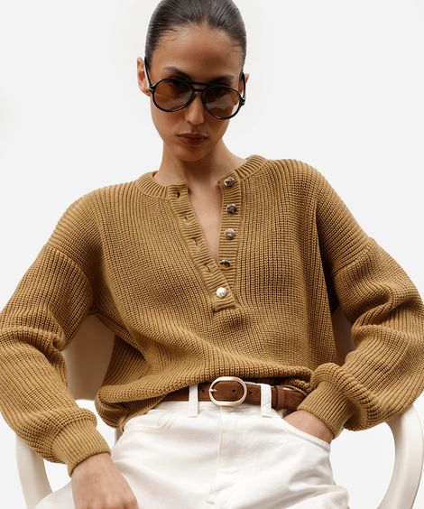 suéter feminino de tricot canelado com gola alta e botões bege