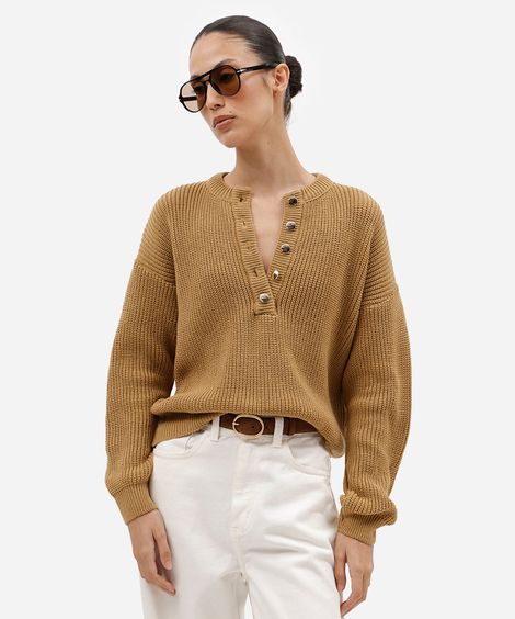 suéter feminino de tricot canelado com gola alta e botões bege
