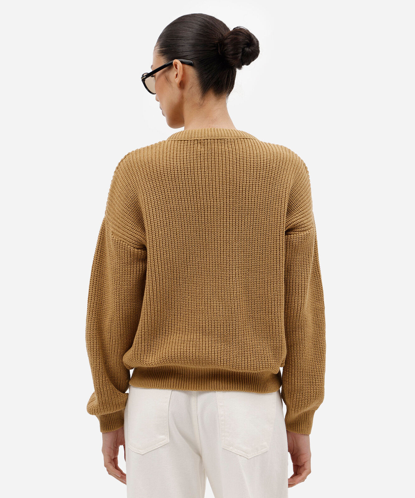 suéter feminino de tricot canelado com gola alta e botões bege