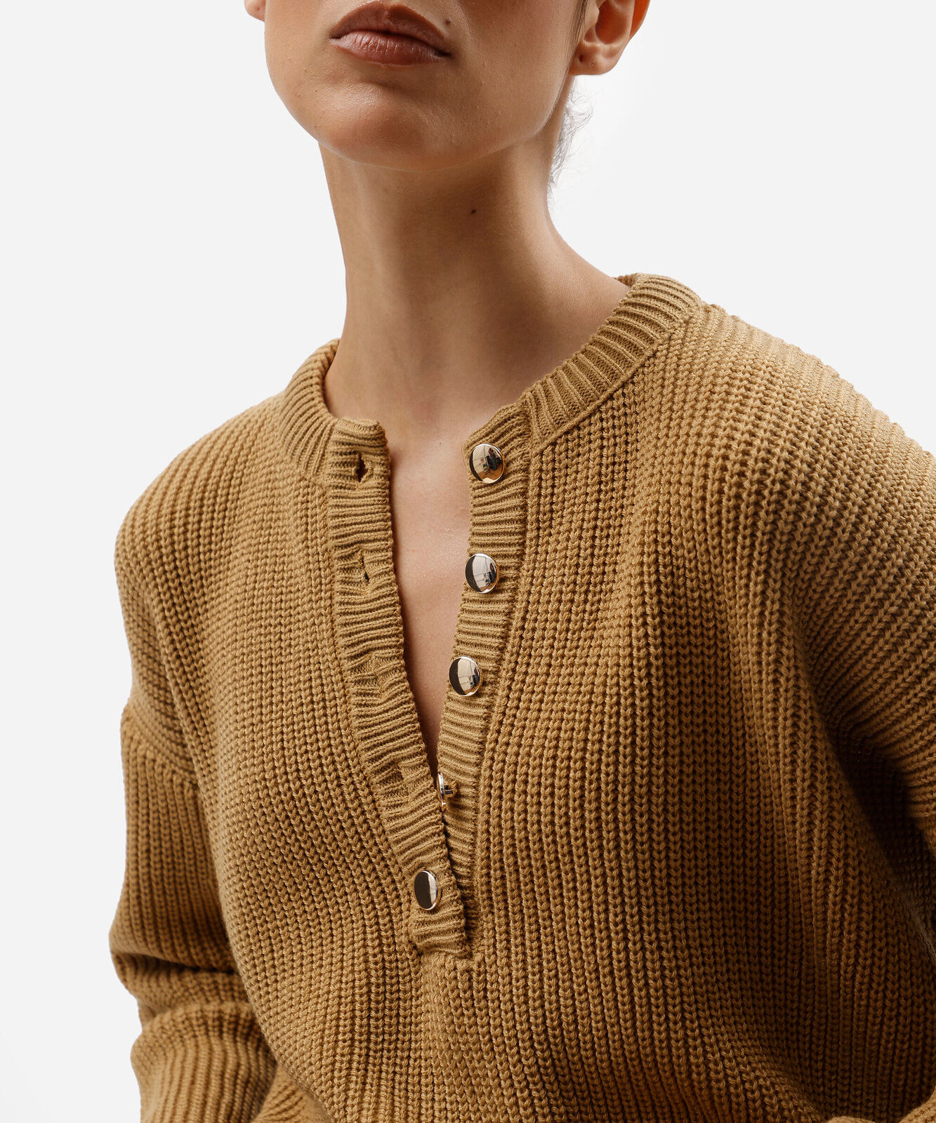 suéter feminino de tricot canelado com gola alta e botões bege