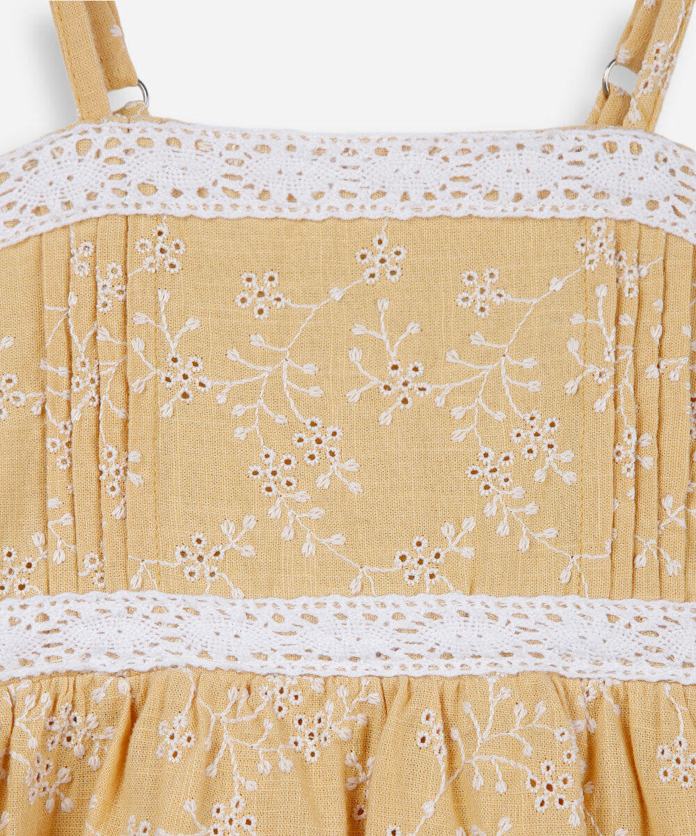 vestido infantil de laise alça fina com recortes e renda amarelo