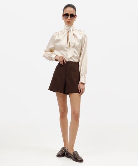 short feminino de alfaiataria com pregas cintura alta marrom