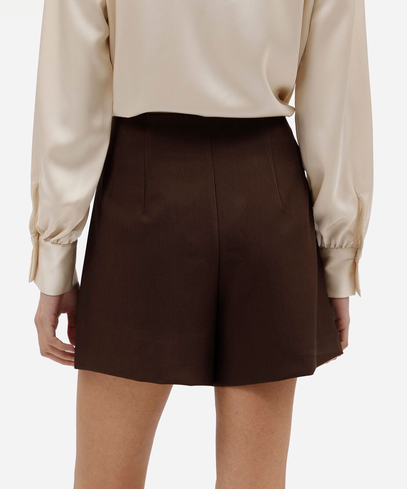 short feminino de alfaiataria com pregas cintura alta marrom