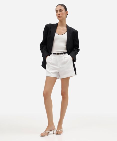 short feminino de alfaiataria risca de giz com cinto off white