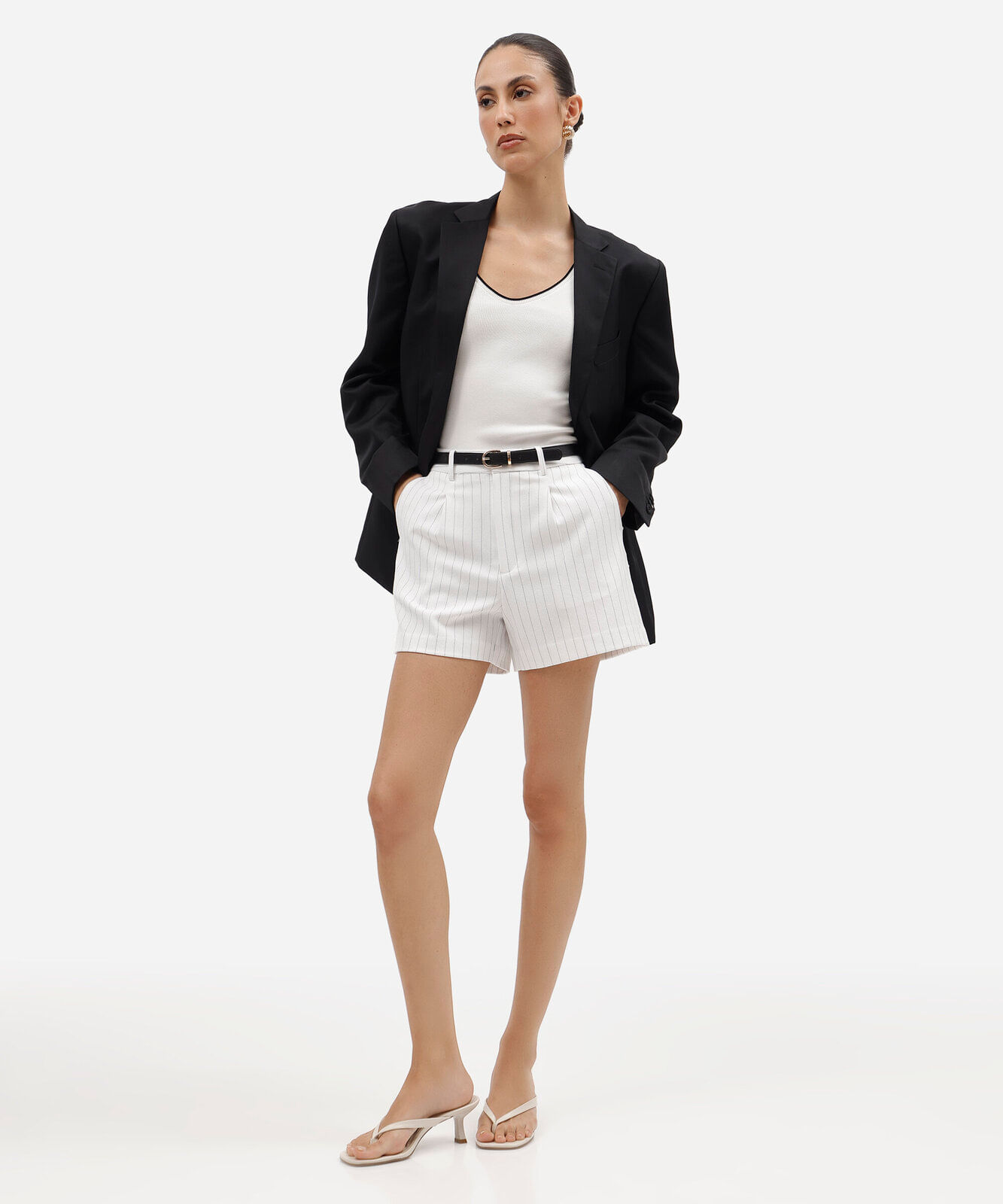 short feminino de alfaiataria risca de giz com cinto off white