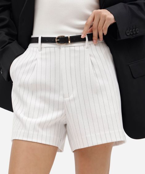 short feminino de alfaiataria risca de giz com cinto off white