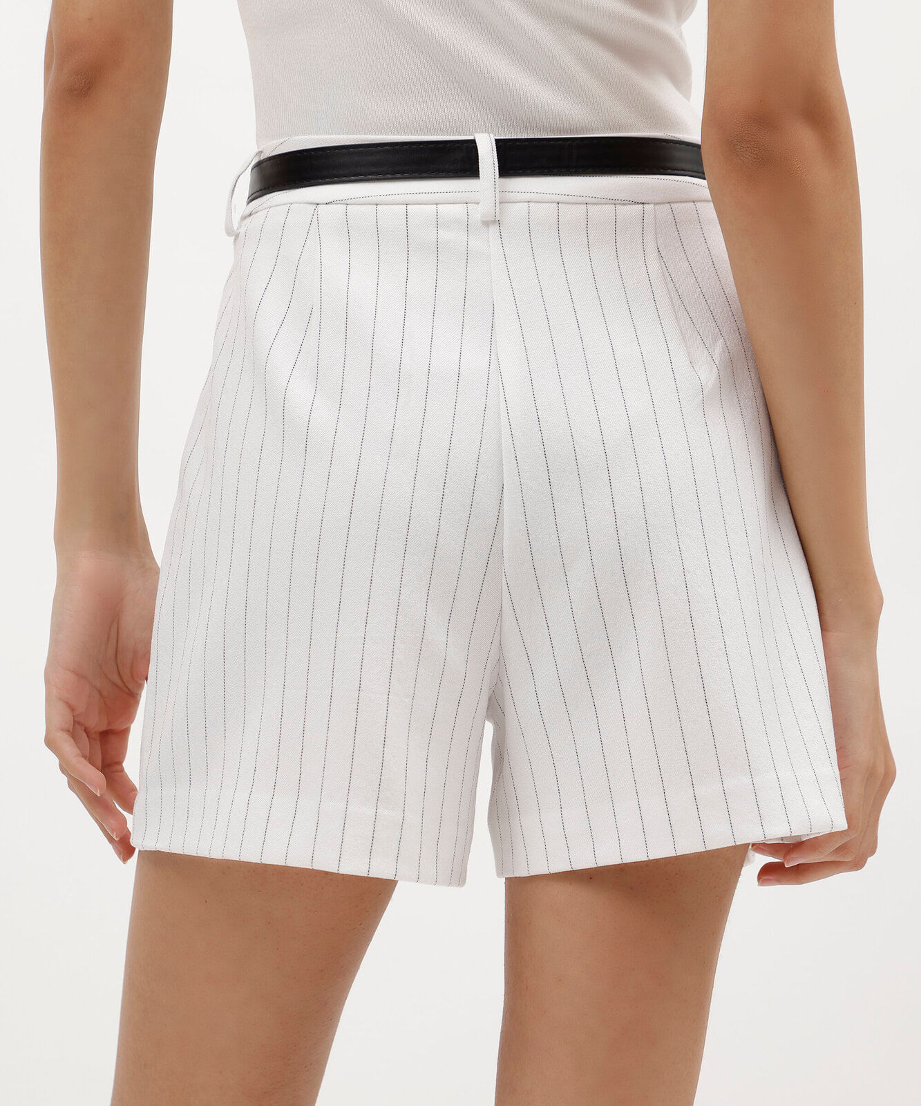 short feminino de alfaiataria risca de giz com cinto off white
