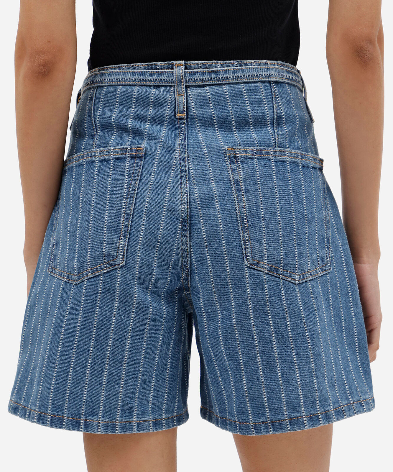 short feminino jeans cintura alta com cinto listrado azul