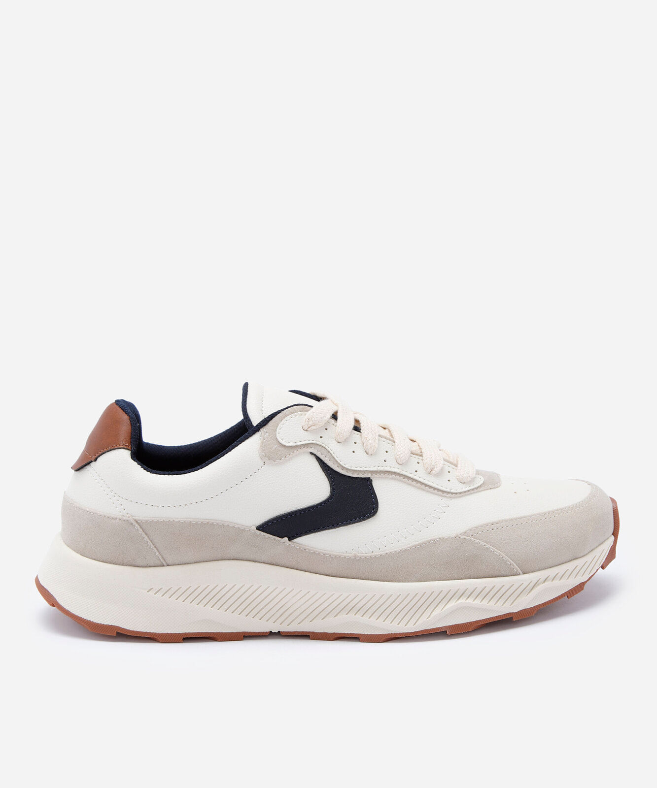 tênis esportivo com recortes off white