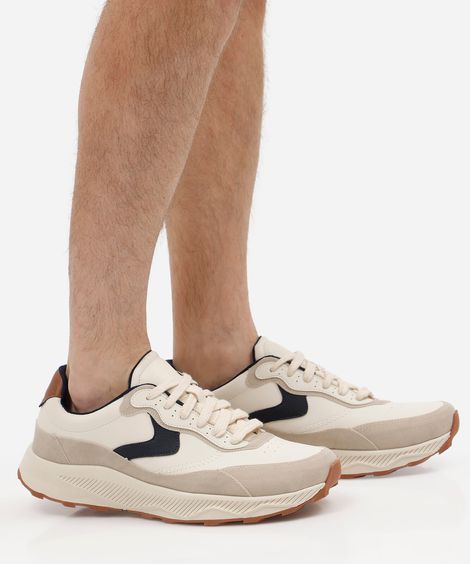 tênis esportivo com recortes off white