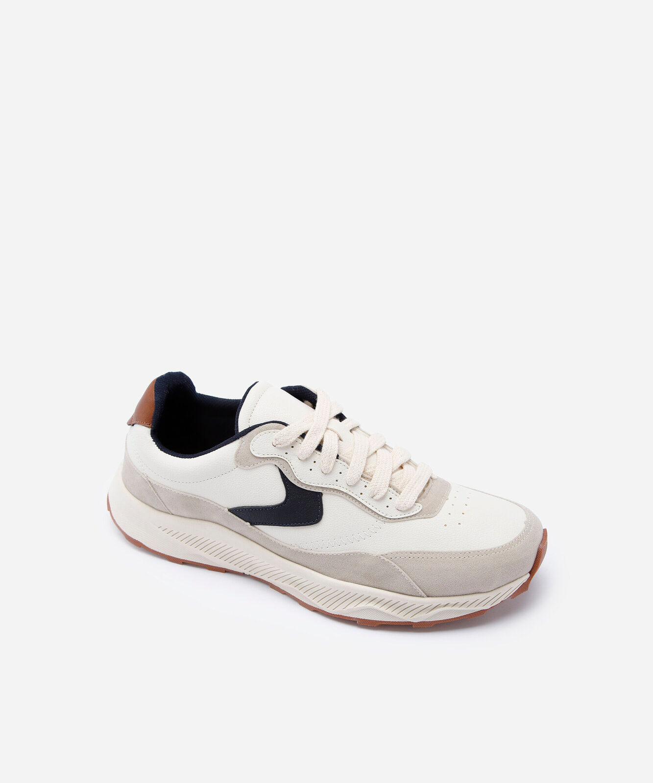 tênis esportivo com recortes off white