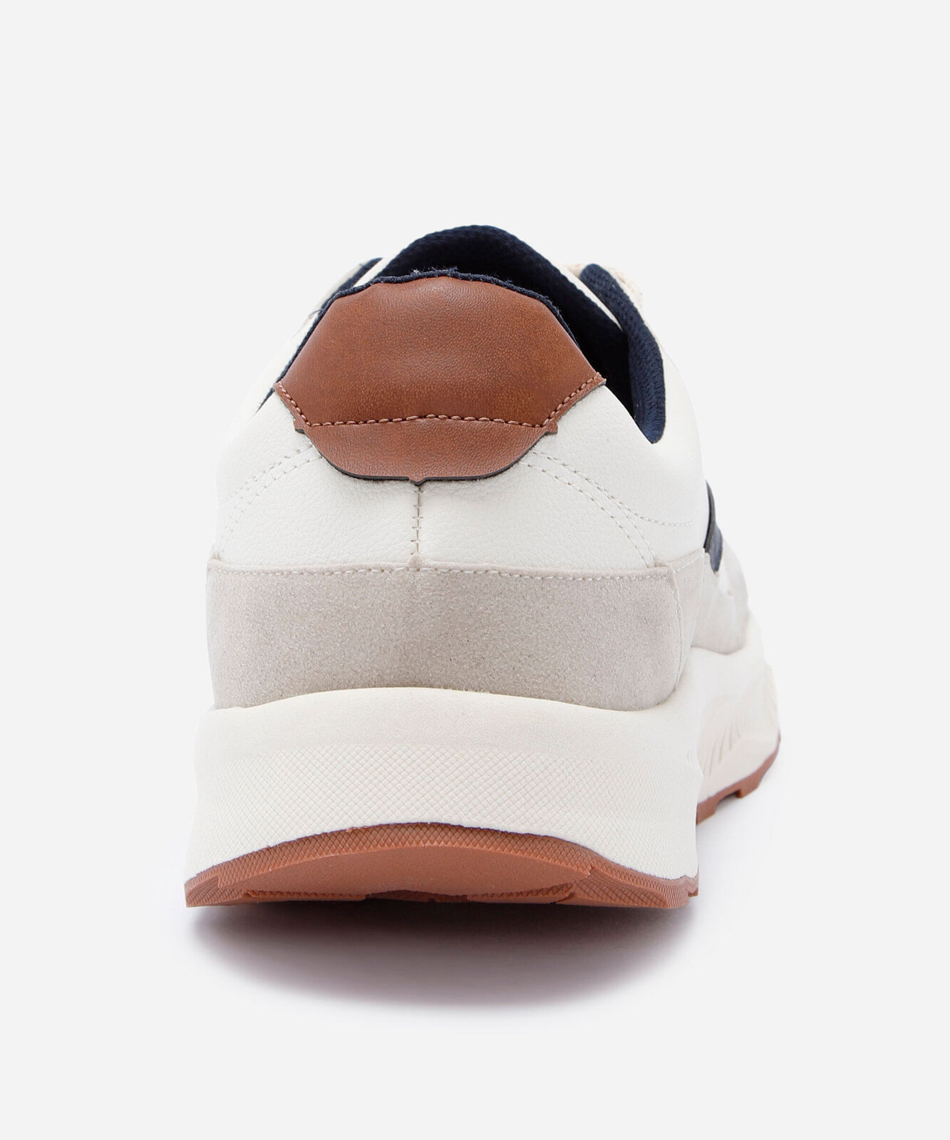 tênis esportivo com recortes off white