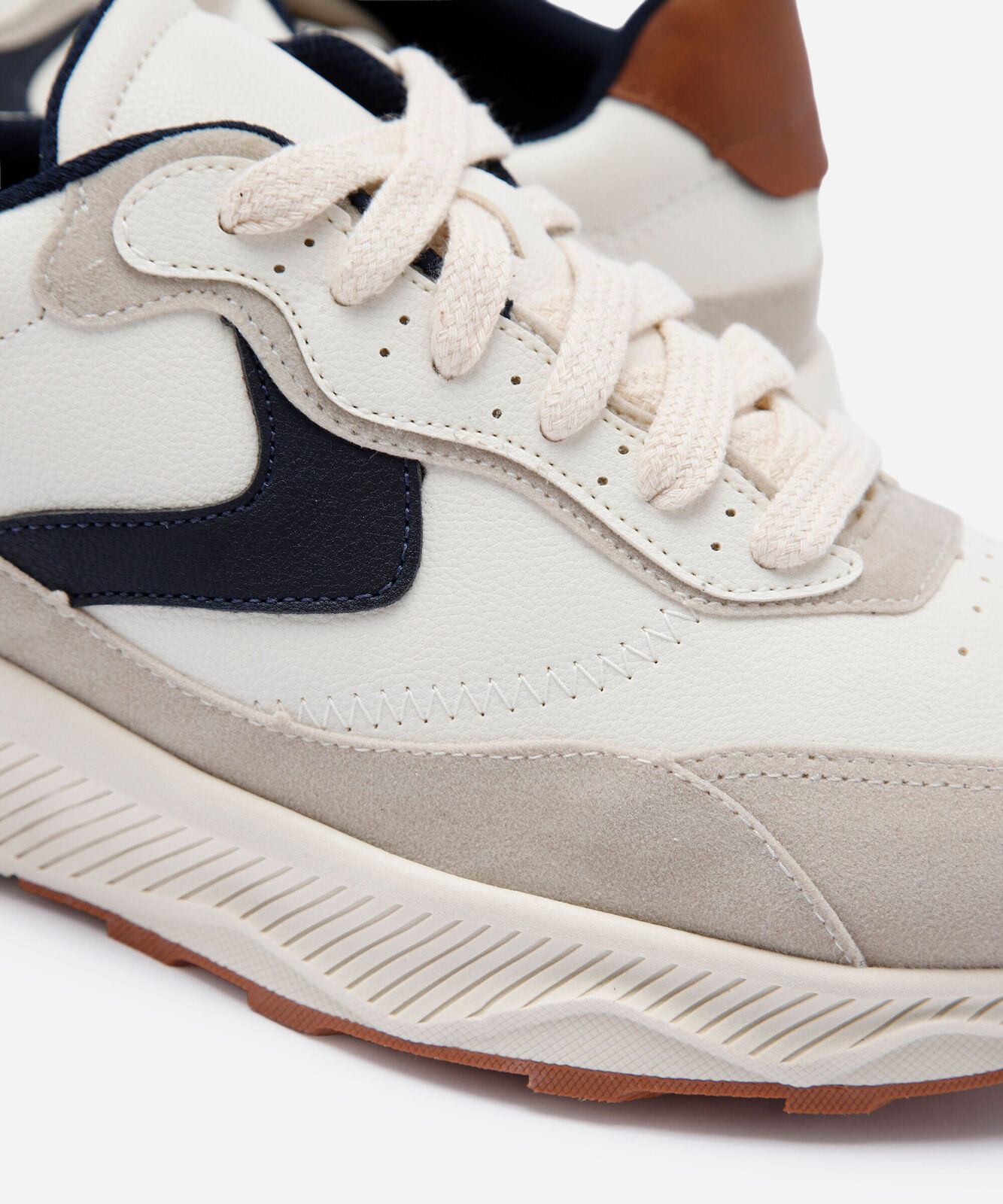 tênis esportivo com recortes off white
