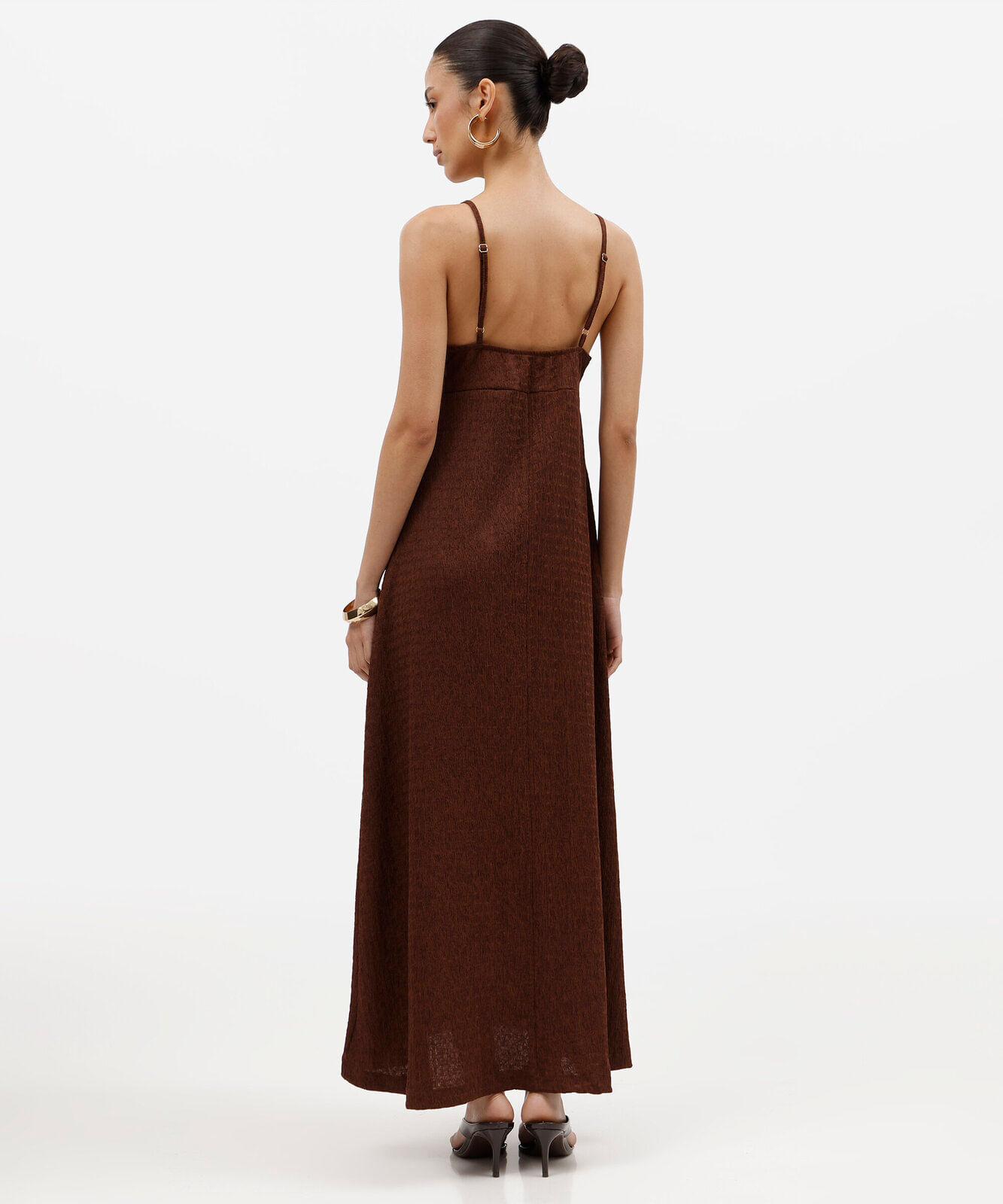 vestido longo feminino alça fina decote v texturizado marrom