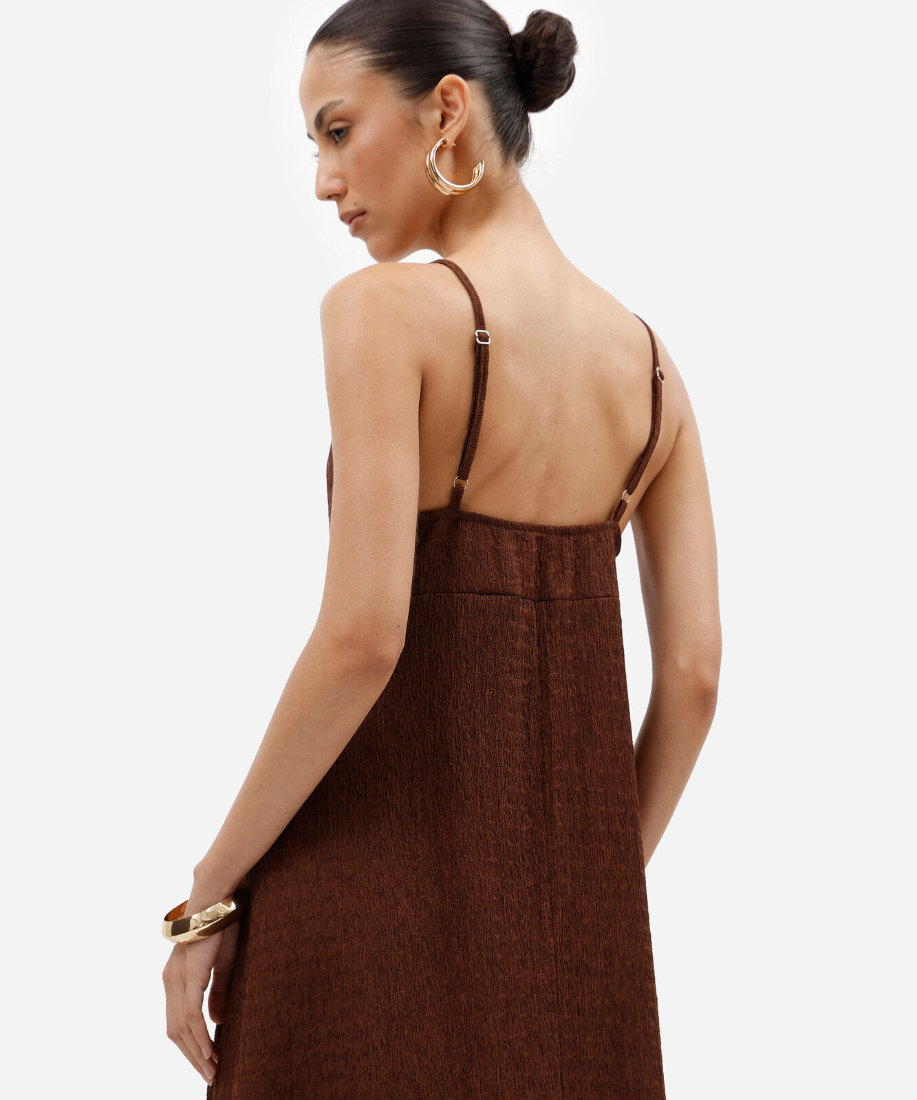 vestido longo feminino alça fina decote v texturizado marrom