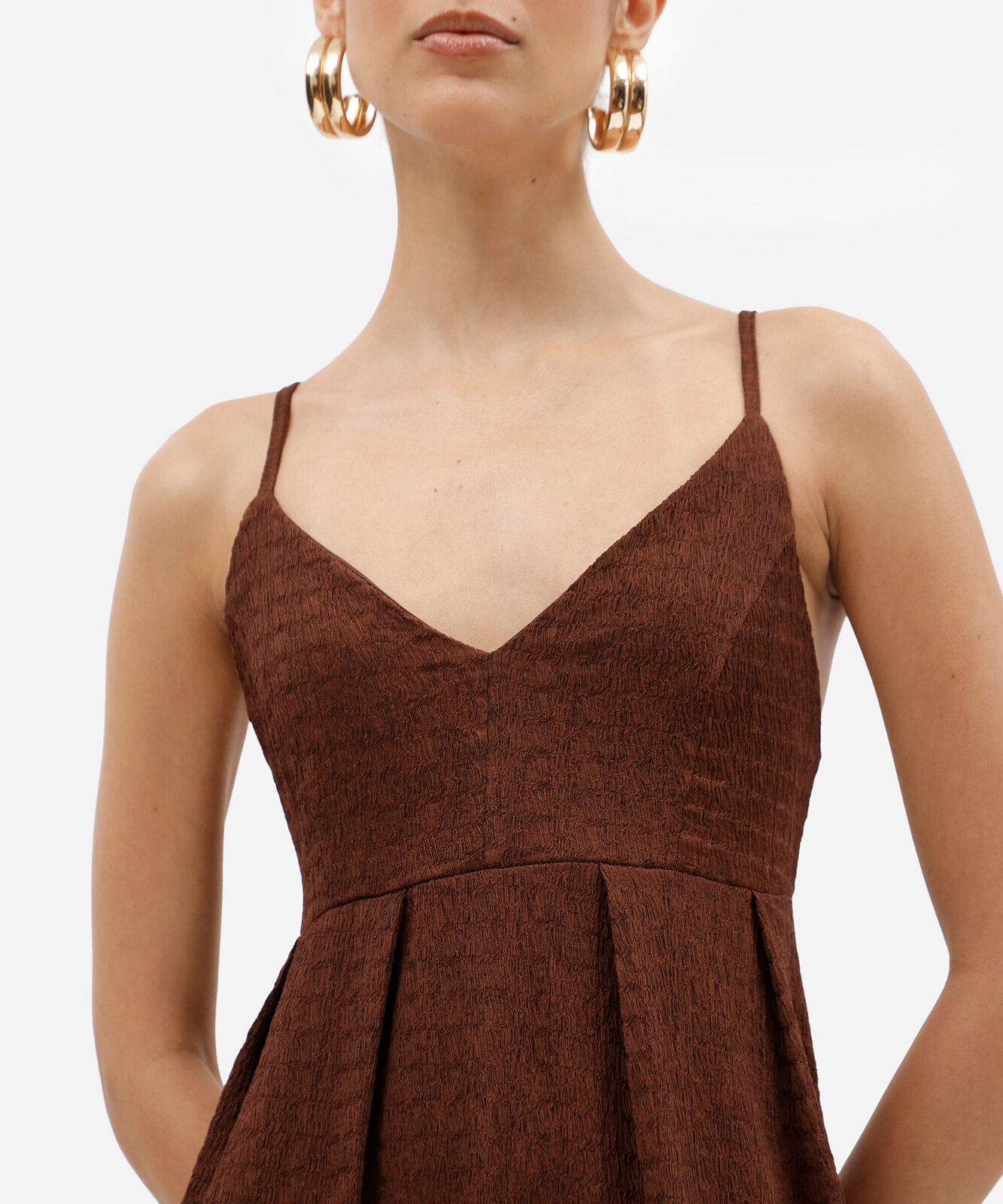 vestido longo feminino alça fina decote v texturizado marrom