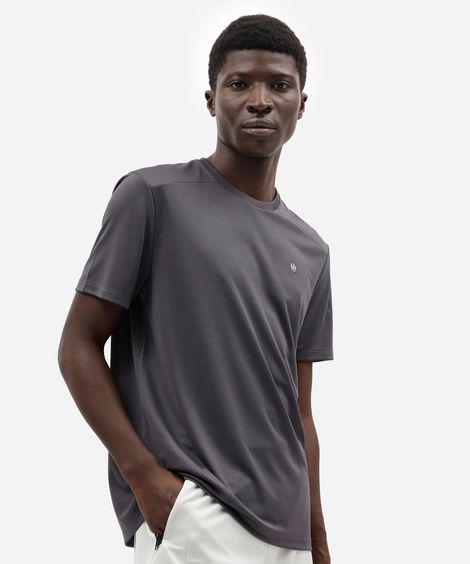 camiseta masculina esportiva com recorte cinza