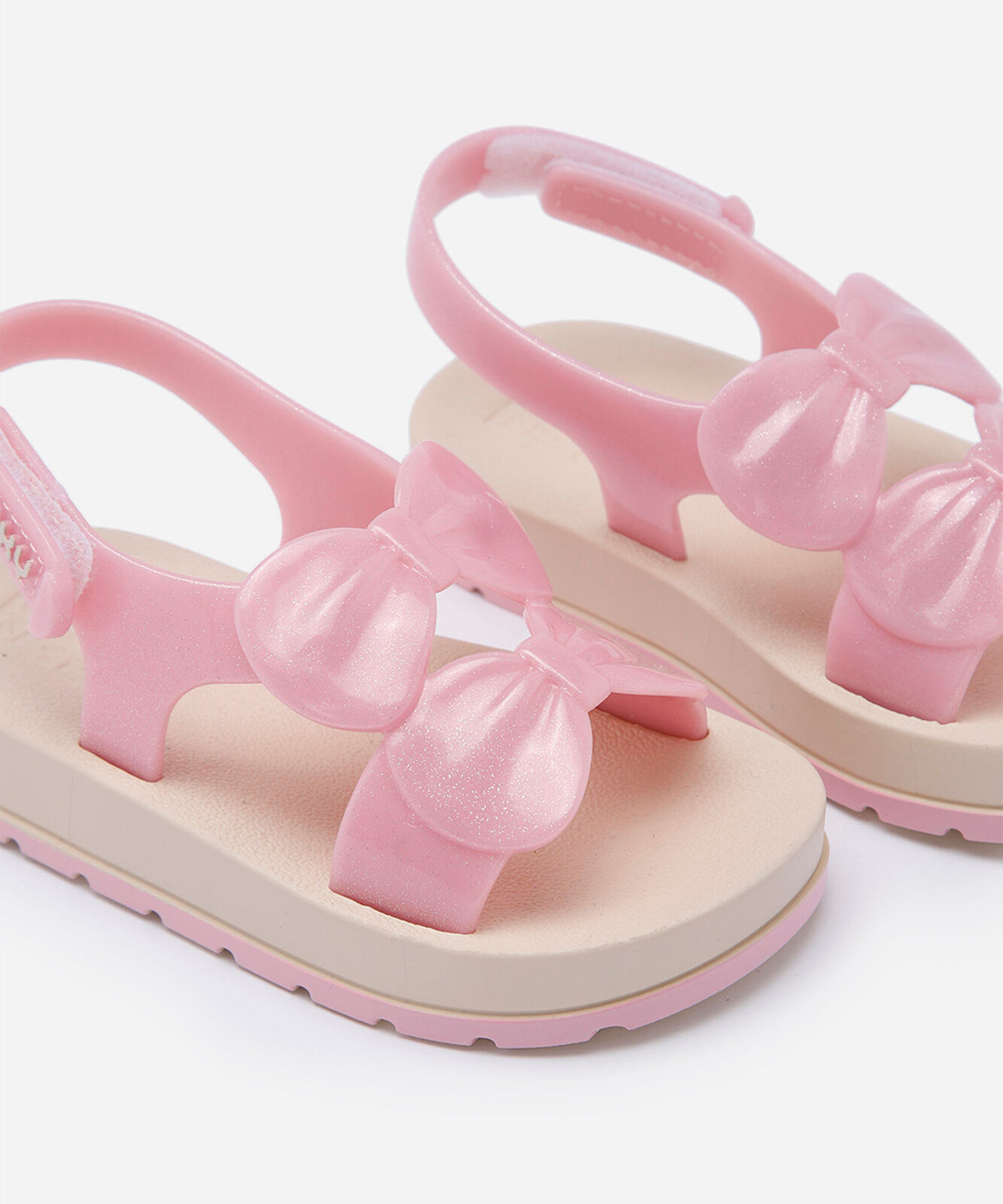 sandália infantil com laços zaxy rosa