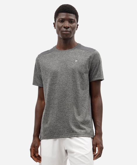 camiseta masculina esportiva com recorte cinza