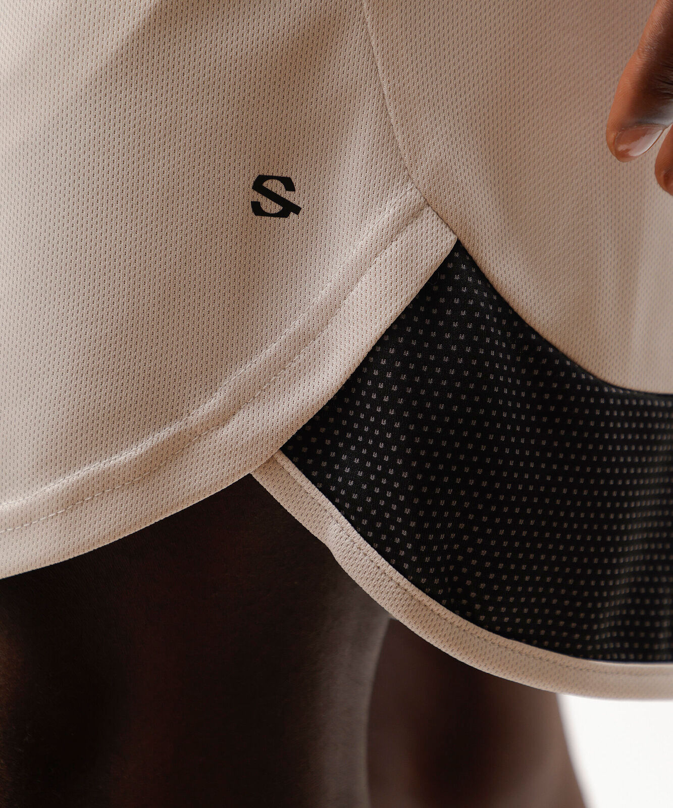 short masculino esportivo texturizado com recorte - bege