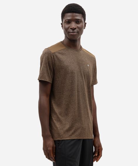 camiseta masculina esportiva com recorte marrom