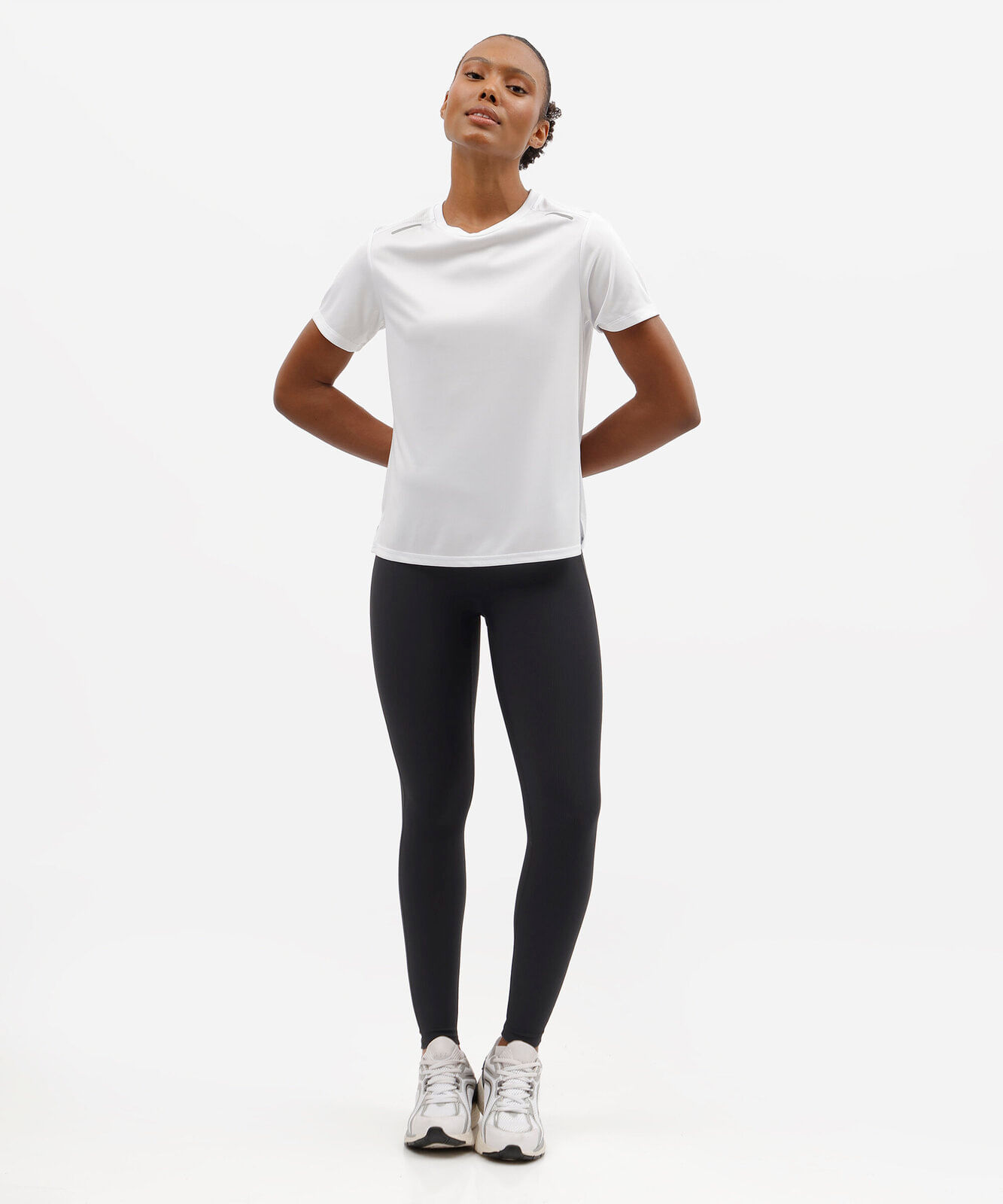 camiseta esportiva feminina manga curta com refletivo branca