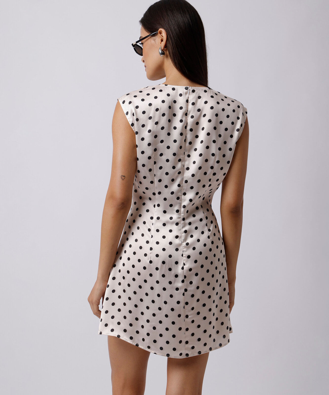 vestido curto feminino acetinado poá mindset off white