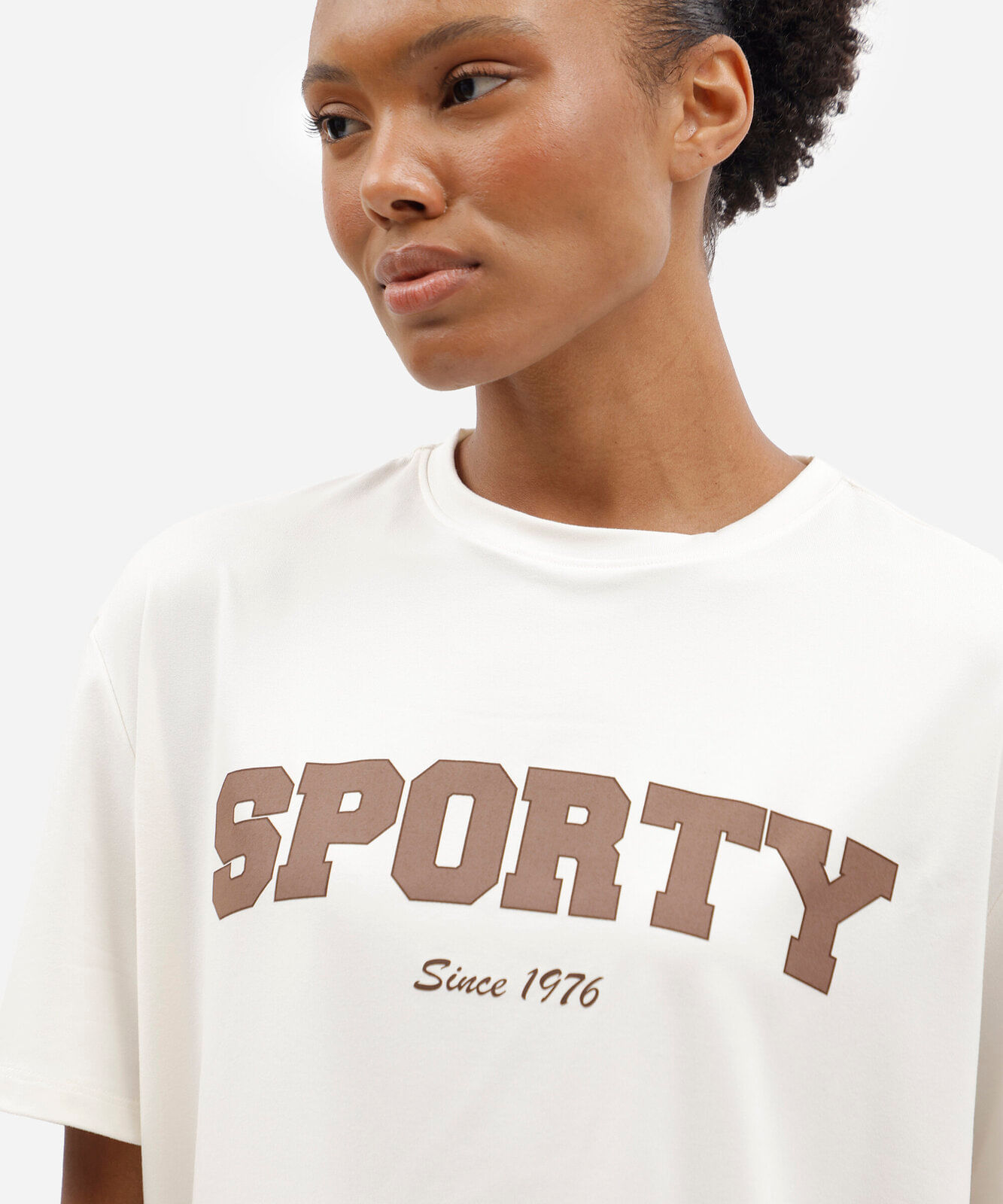 camiseta oversized feminina esportiva manga curta estampada off white