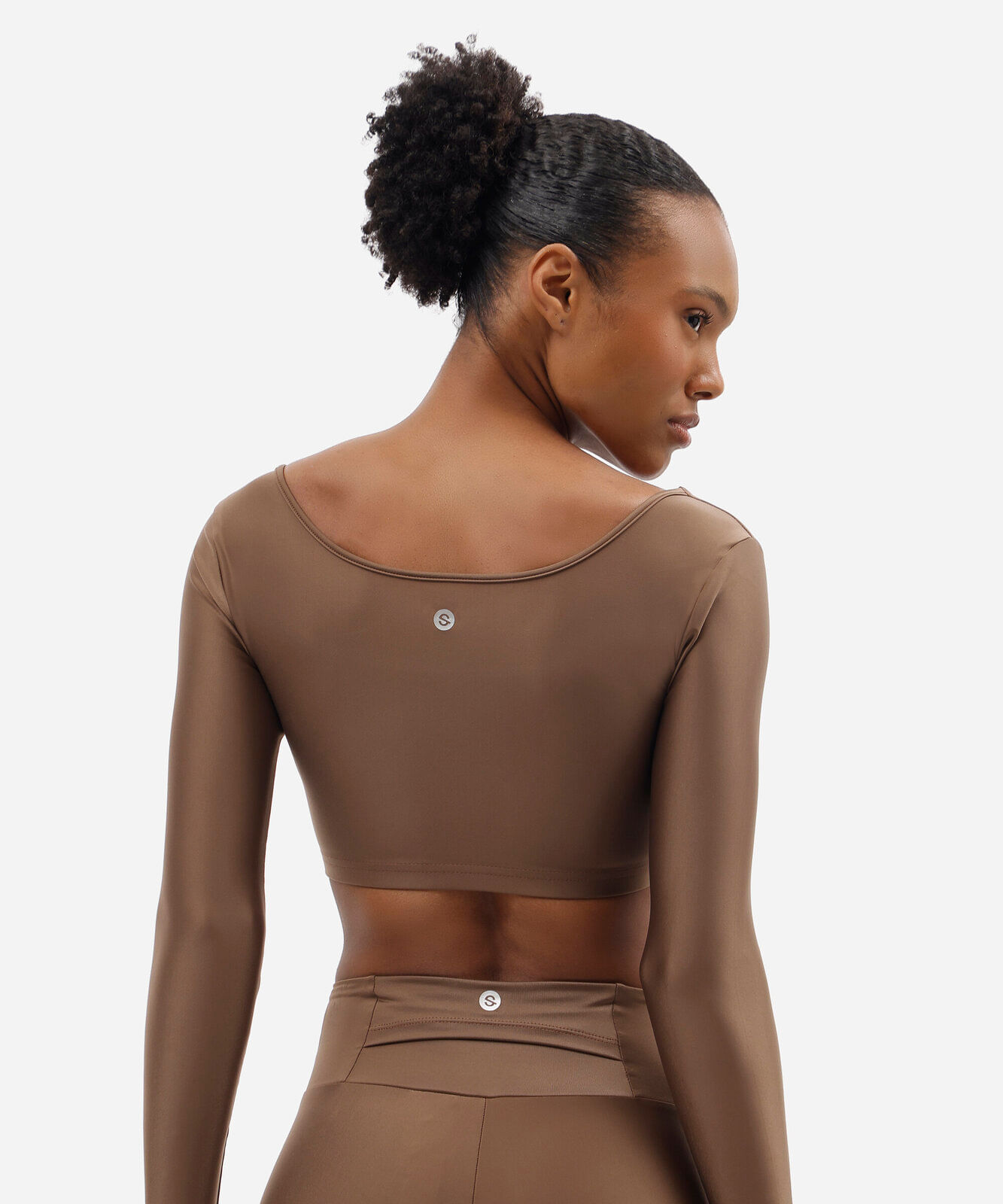 cropped esportivo feminino de poliamida decote quadrado manga longa marrom