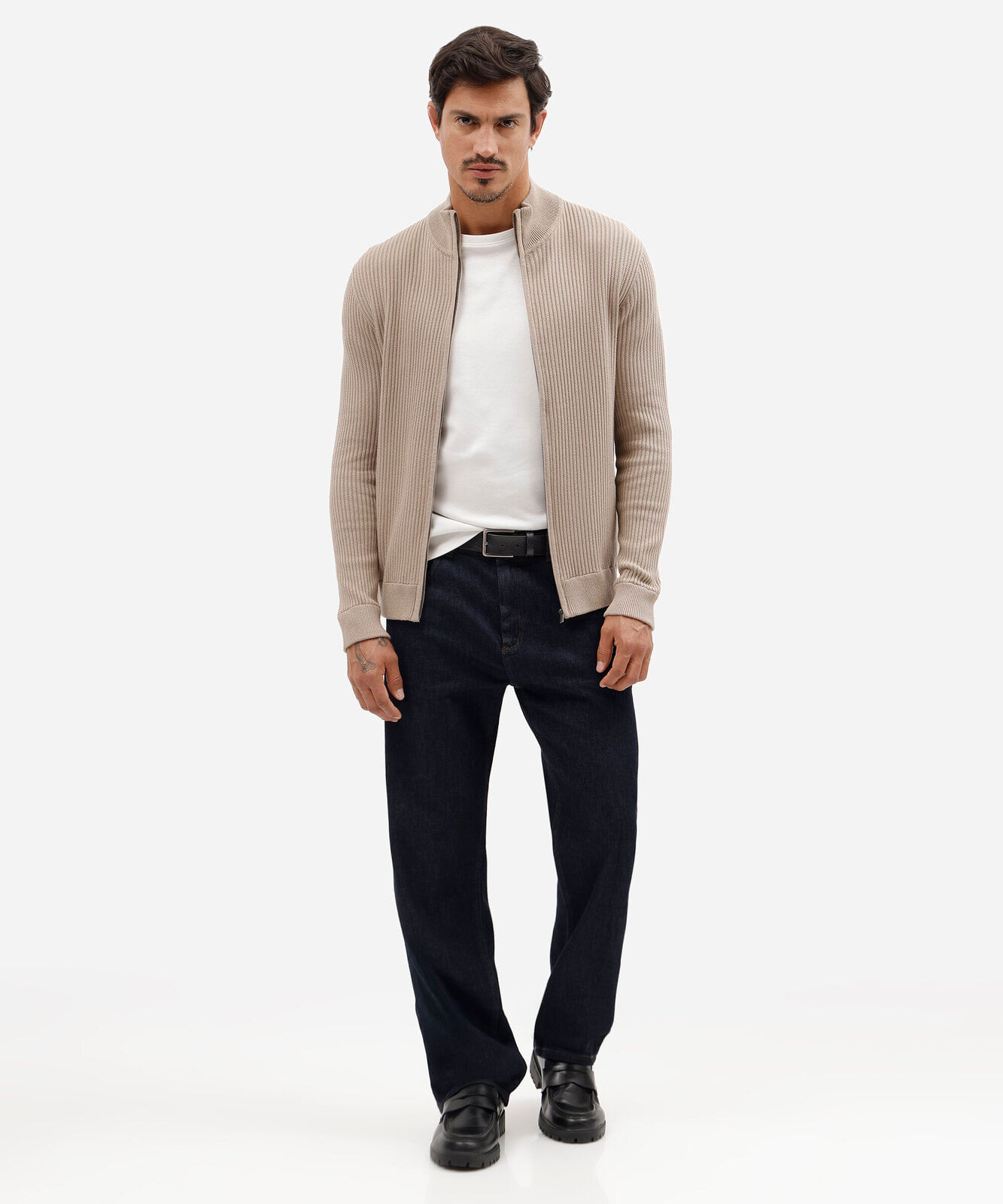 jaqueta masculina de tricot gola alta com zíper canelada bege