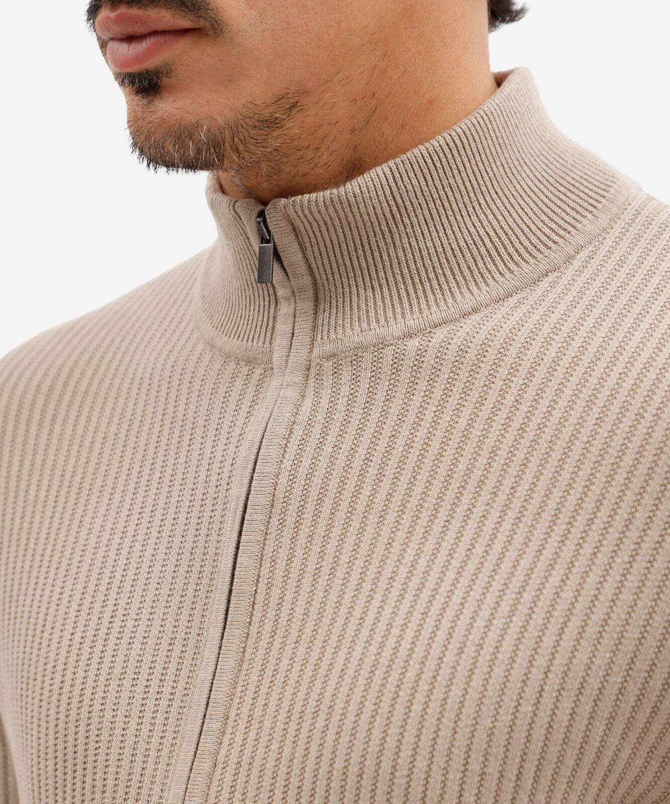 jaqueta masculina de tricot gola alta com zíper canelada bege