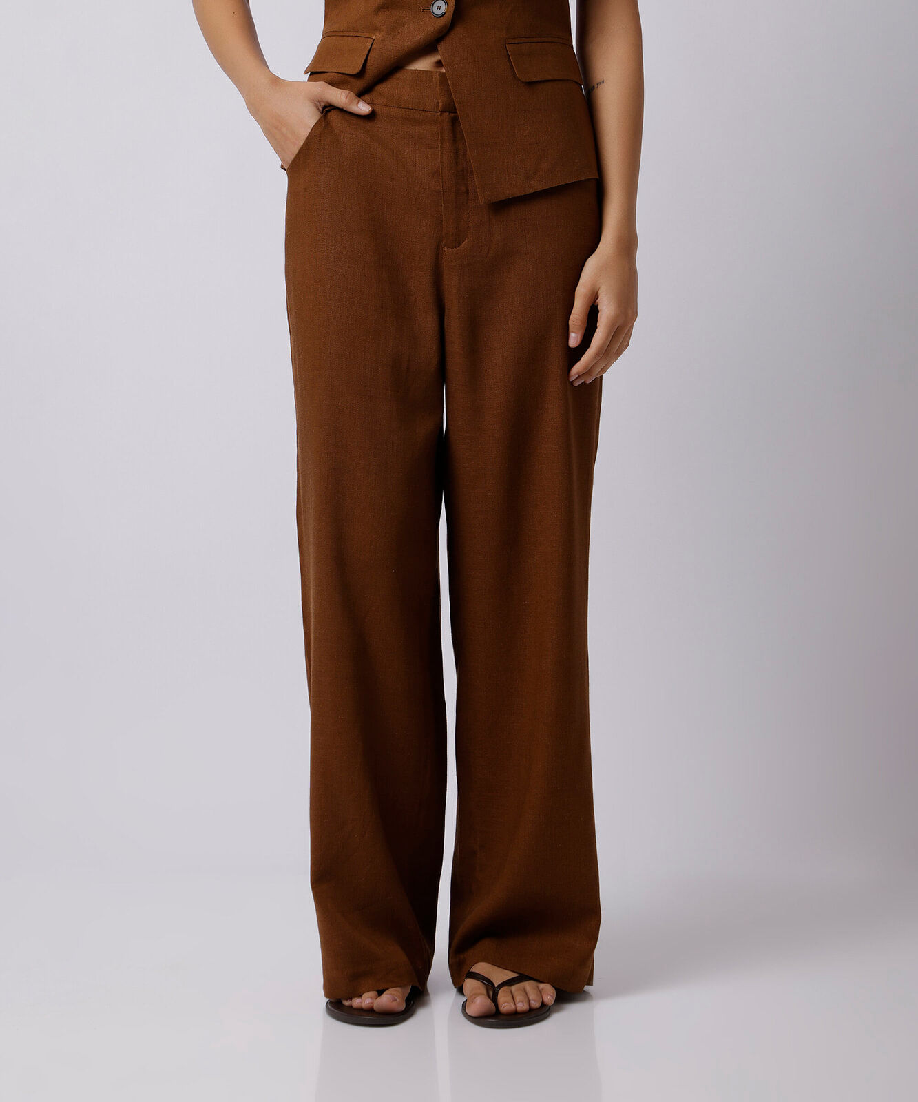 calça feminina de alfaiataria com linho mindset  marrom