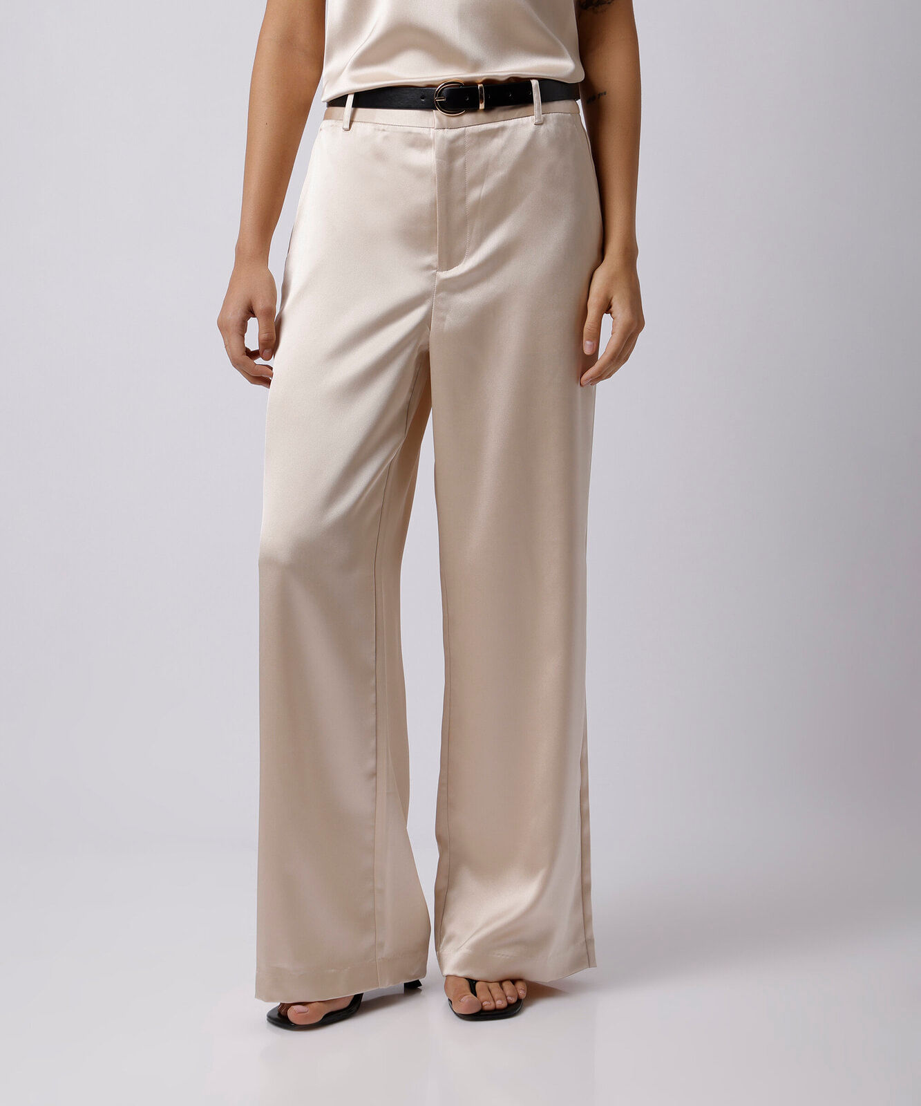 calça feminina de alfaiataria acetinada com cinto mindset bege