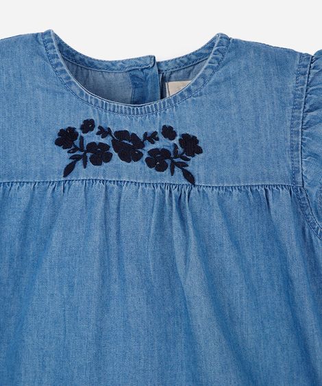 conjunto curto infantil jeans com bordado floral azul